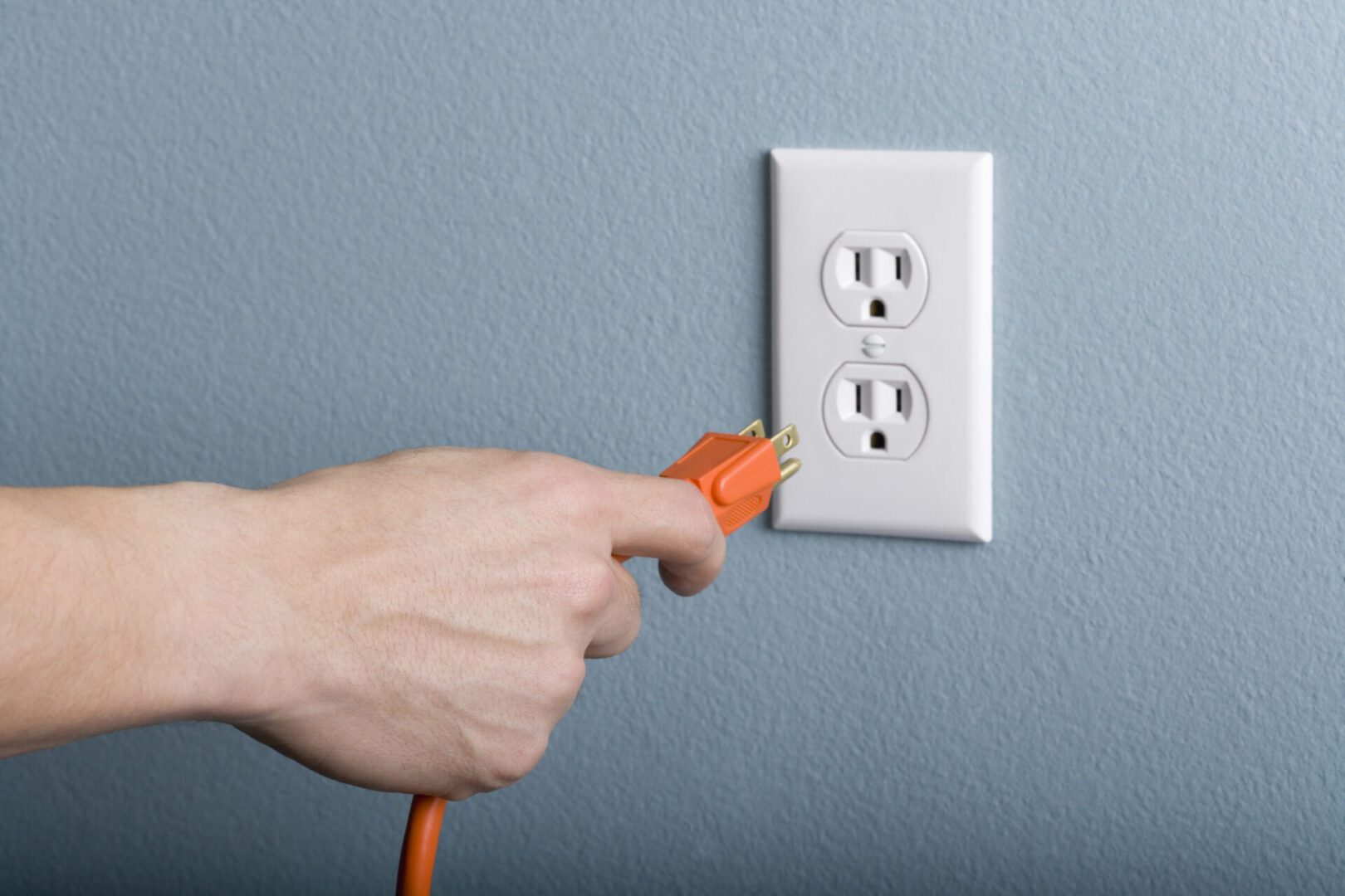 Розетки на зеленой стене. Electric Outlet. Plugging. Use this extension